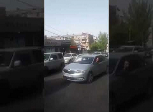 Граждане перекрыли улицу Молдавакан