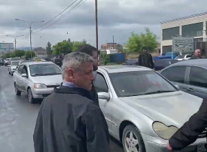 Перекрыта трасса Аштарак - Ереван