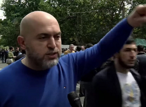 Мы не можем сказать, что вот этот Погос должен быть  премьер-министром, потому что власти изведут этого Погоса  со всей его роднёй