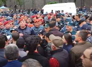 Լարված վիճակ․ քաշքշուկ ցուցարարների և ոստիկանների միջև․ ՈԻՂԻՂ