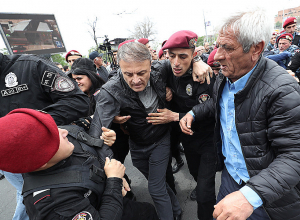 Քաշքշուկ ոստիկանների և ցուցարարների միջև․  բերման են ենթարկում նաև Վալերիյ Օսիպյանին