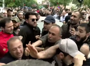 Արա թողեք․ քաշքշուկ և հրմշտոց ցուցարարների և ոստիկանների միջև