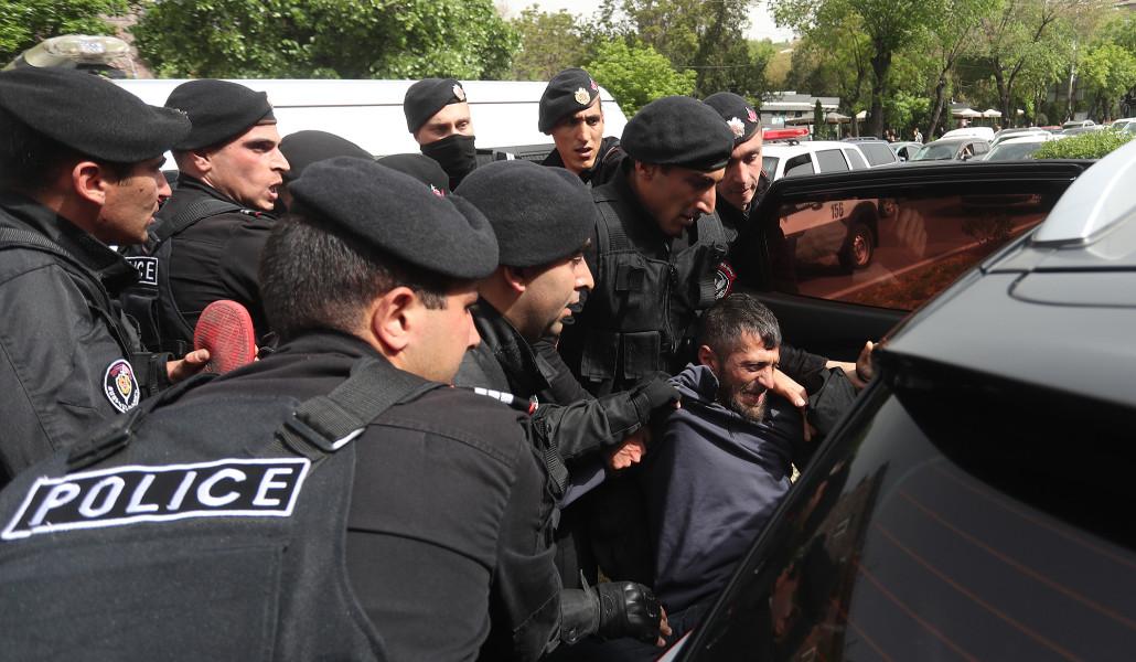 բերման ենթարկել