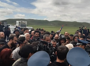 Շիրակցի գերիների հարազատները փակել էին ճանապարհն ընդդիմադիրների առջև․ Ազատություն