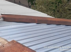 Փրկարարները թիթեղյա կառուցատարրեր են ապամոնտաժել Երևանի երկու շենքերի տանիքներից