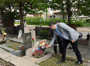 Արայիկ Հարությունյանը ծաղիկներ է խոնարհել Ստեփանակերտի հուշահամալիրում