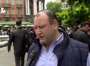 Грызёмся между собой со всей силой: нужно опомниться