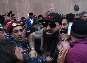 Драка между полицией и демонстрантами у входа в мэрию