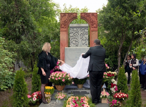 Չեխովի դպրոցի բակում բացվել է հուշակոթող՝ ի հիշատակ հերոս սաների