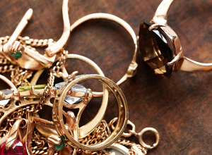 Սկեսրայրի ննջասենյակից գողացել էր 10 միլիոն դրամ, ոսկյա զարդեր և տվել մորը