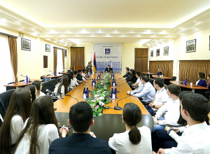 Քաղաքապետ Հրաչյա Սարգսյանը հյուրընկալել է երևանյան ավագ դպրոցների սաներին