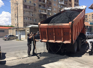 Նորոգվում են Աջափնյակի փոսերը