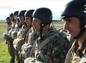 Երկնքում երևացող սև կետերը վերածվում են պարաշյուտների