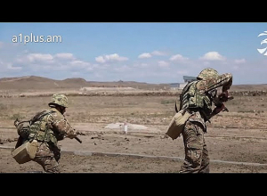 Տղաները սառը զենքով փորձում են խոցել մոտ գտնվող  պայմանական հակառակորդին