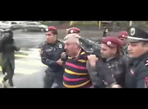 Полиция задерживает участников автошествия