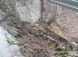 Շենքերից մեկի մոտակա հենապատը փլուզվել է և լցվել ճանապարհի երթևեկելի հատված