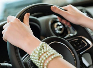 31-ամյա ոչ սթափ կին վարորդը հարձակվել է պարեկների վրա, հայհոյել է, մաստակը թքել նրանց վրա