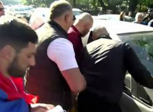 Сам ты ара, мальчишка: перебранка между Арменом Ашотяном и гражданином