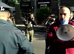 Вы не имеете права: Зограбян полицейскому, открывающему улицу