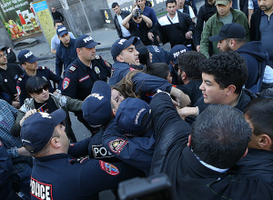 Բերման ենթարկված ցուցարարների թիվն այնքան մեծ է, որ բաժանմունքներում այլևս տեղ չկա․ Սաղաթելյան