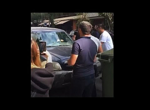 Молодёжь перекрыла улицу Саят-Нова мусорными баками