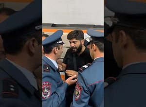 Молодые люди нарушили работу метро