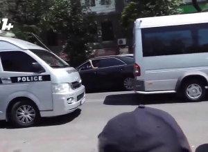 Напряжённая обстановка на станции метро «Еритасардакан»: полицейские проводят задержания: ПРЯМОЙ ЭФИР