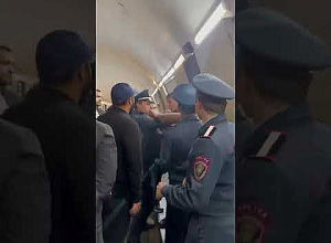 Полицейские задерживают демонстрантов в метро