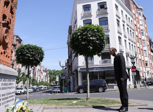 Արարատ Միրզոյանը Բրյուսելում ծաղկեպսակ է դրել Հայոց ցեղասպանության զոհերի հիշատակին նվիրված խաչքարի մոտ