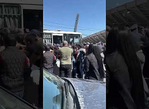 Столкновение между полицейскими и демонстрантами