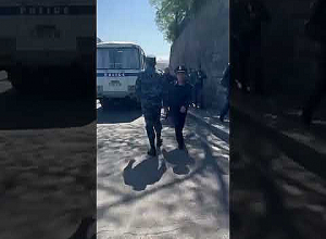 Столкновение между полицейскими и демонстрантами: начались задержания
