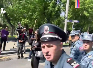 Մեծ թվով ոստիկաններ պատ են կազմել Բաղրամյան պողոտայում