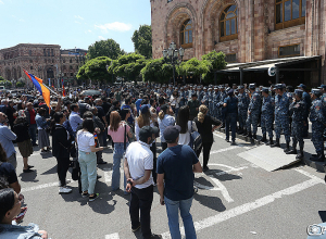 Перед визитом Пашиняна большое количество сотрудников полиции охраняют отель «Армения Мариотт»