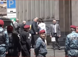 Пашинян вошёл на обсуждение Freedom House-а под скандирования демонстрантов