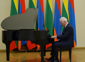 Լիտվայի նախագահի պատվին տրված ճաշի ժամանակ ՀՀ նախագահը նվագել է