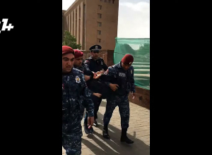 Полицейские задерживают проводящих акцию в метро