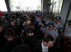 Потасовка между полицейскими и перекрывшими входы в министерство демонстрантами