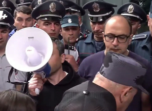 Սաղաթելյանը 5 րոպե տվեց ԱԳ նախարարությանը՝ դուռը պատգամավորների առաջ բացելու համար