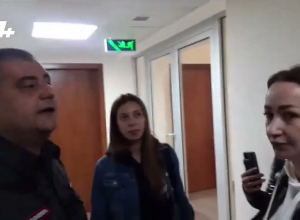 Գնդապետը պատգամավորներին խնդրում է անջատել հեռախոսները