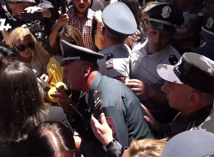 Не толкайте! Напряжённая обстановка: родители погибших вошли в прокуратуру