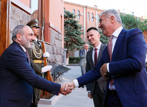 Премьер-министр принял прибывшего в Армению с официальном визитом президента Черногории Мило Джукановича