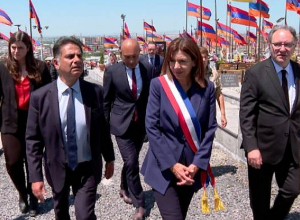 Փարիզի քաղաքապետն այցելել է Ծիծեռնակաբերդի հուշահամալիր և «Եռաբլուր» զինվորական պանթեոն