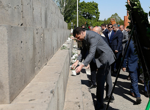 Երևանի քաղաքապետը Սարդարապատում ծաղիկներ է խոնարհել