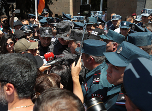 Переговоры между оппозицией и полицией
