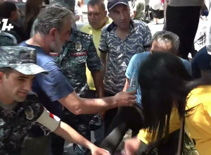 Демонстрант получил травму: полицейские оказывают помощь