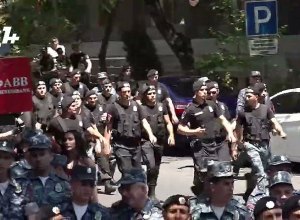 Граждане перекрыли проспект Тиграна Меца