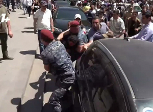 Полицейские повалили демонстранта на землю