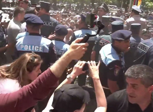 Напряжённая обстановка у 3-го здания правительства