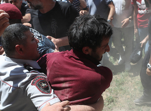 Полицейские силой, иногда волоча, задерживают демонстрантов