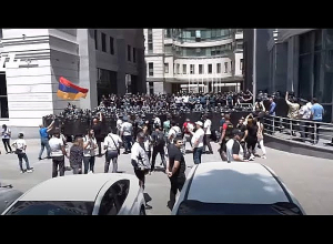 Многочисленные полицейские патрулируют здание Министерства иностранных дел